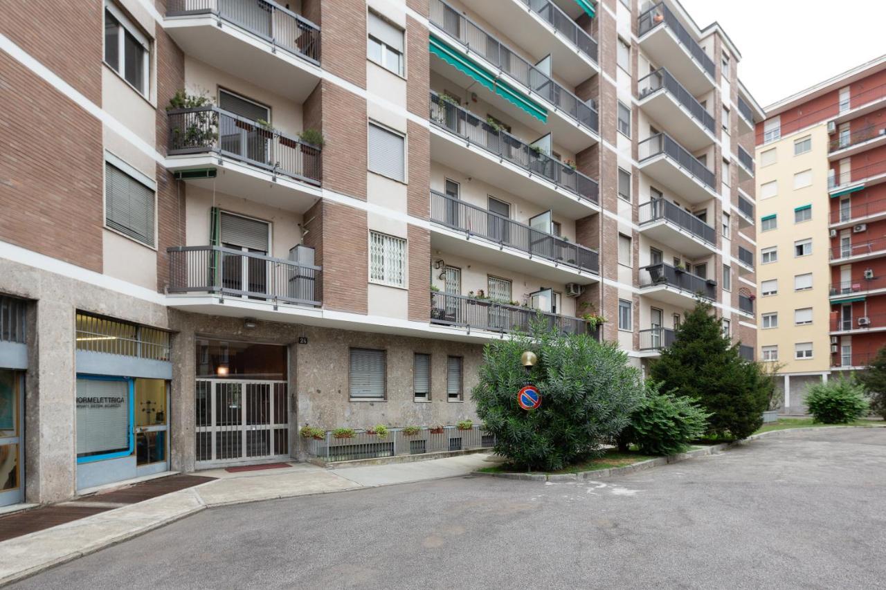 Apartment With Balcony -Bisceglie Red Line Subway Milano Ngoại thất bức ảnh